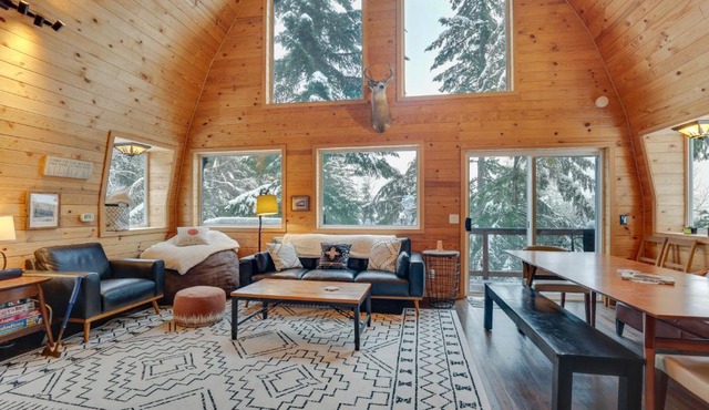 Hot Tub and Sauna Mountain Living at Hyak Cabin!