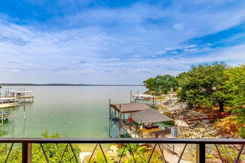 Hot Tub and Views Luxe Lake Bridgeport Retreat