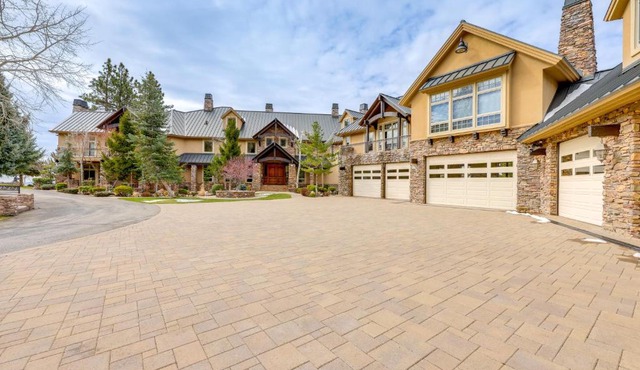 Hot Tub and Views Luxe Mountain Escape in Yucaipa