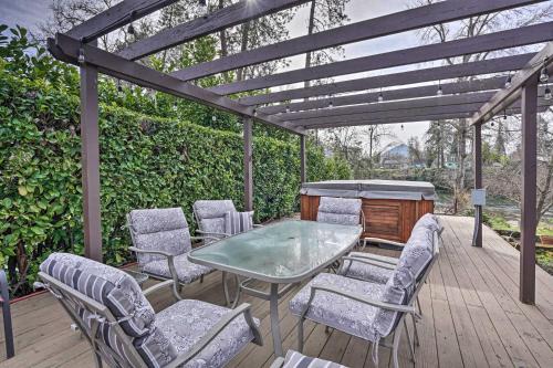 Hot Tub and Views Spacious Getaway on Rogue River