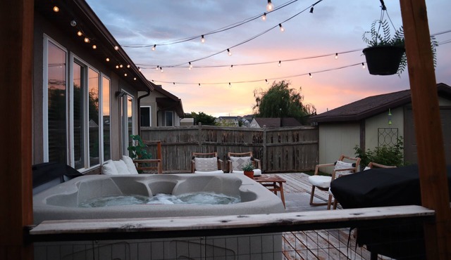 Hot tub & Arcade Full Lower Level Apartment