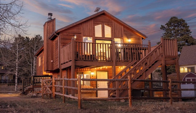 Hot tub, Arcade Game, Mountain Views, Starlink, Fire Pit, Paved Road