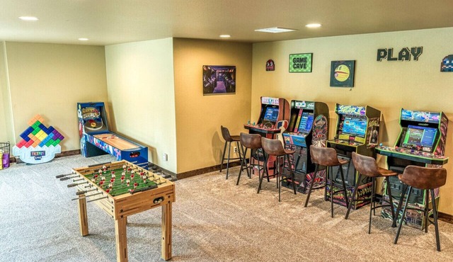 Hot Tub | Arcades | Bunk Room | Peaceful Retreat!