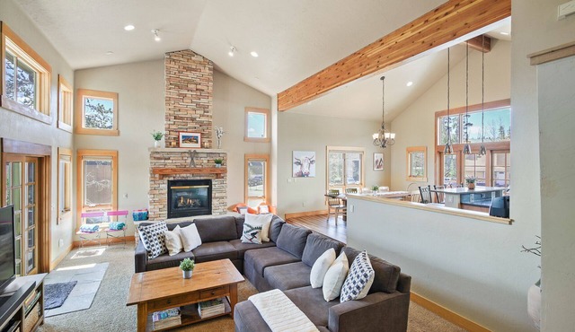 Hot Tub. Awesome Views. Close to ski areas. Garage. Fully Stocked Kitchen.