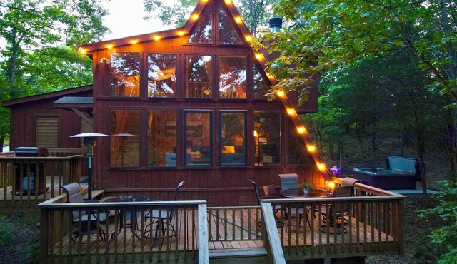 Hot Tub & Barrel Sauna! Lakefront Innsbrook Chalet