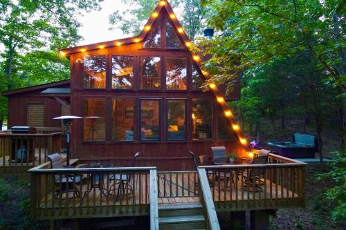 Hot Tub & Barrel Sauna! Lakefront Innsbrook Chalet