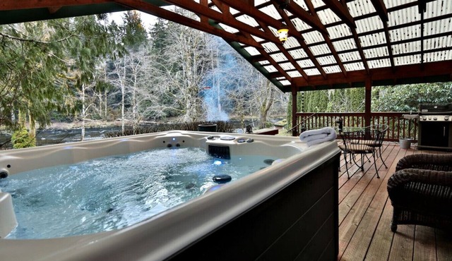 Hot Tub, BBQ, Sol Duc River Views & Pet Friendly