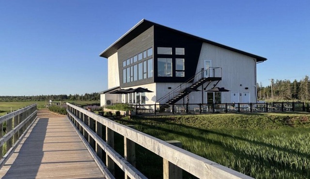 HOT TUB, BEACH 2 MINS, SEAFOOD, TRAILS, GOLF COURSES, DALVAY, DRIVE-IN THEATRE