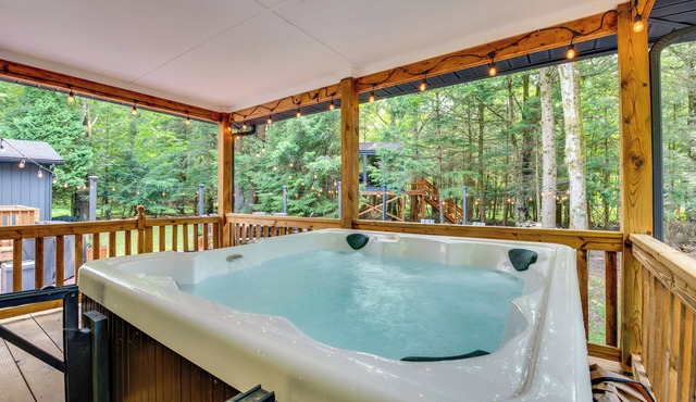 Hot Tub, Beach Access: Albrightsville Retreat!