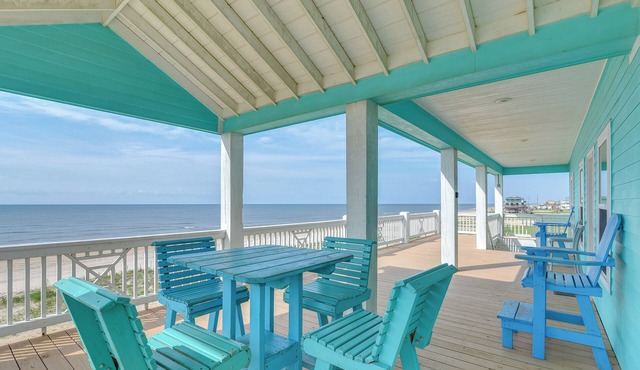 Hot Tub, Beach Access! Bay-View Gilchrist Retreat