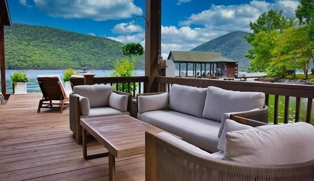 Hot Tub! Beautiful Mountain Views! Wifi! Come Visit "Off the Bow"!