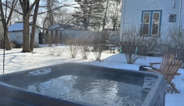 Hot Tub; Big Kitchen; 2 Blocks to Downtown Saugerties