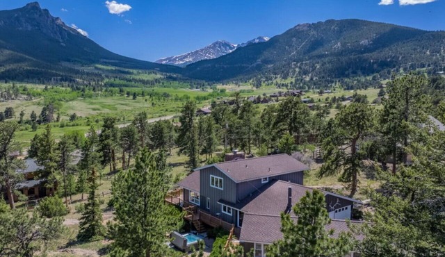Hot Tub, Big Views & Rare 12-Guest Home