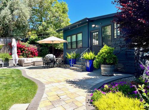 Hot Tub Bright Modern steps to downtown