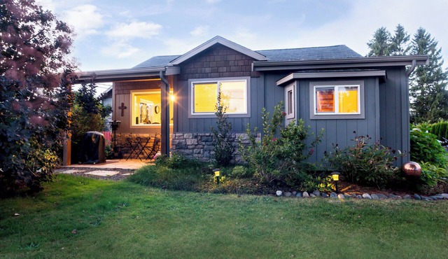 Hot Tub, Cabana & fenced yard