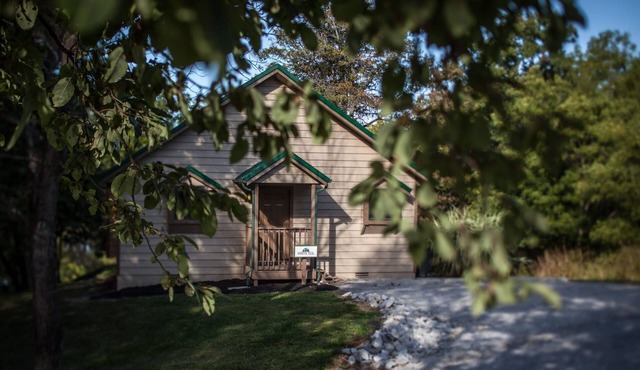 Hot Tub Cabin- In the Heart of Shawnee Wine Trail