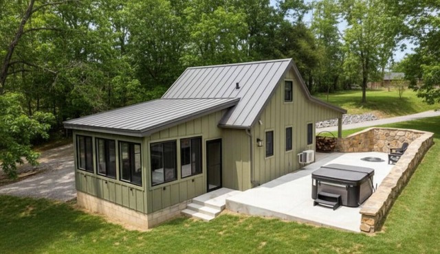 Hot Tub Cabin w/Screened Porch & Loft Bed