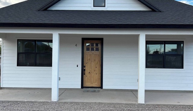 HOT TUB. Charming 2-bedroom house with BIG TVS and LOTS of beds