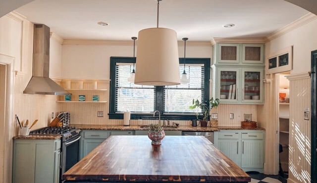 Hot Tub - Chefs Kitchen-Fenced Yard- Historic Home