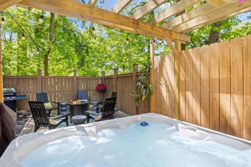 Hot Tub! Close to Cornell, Ithaca College, Commons!