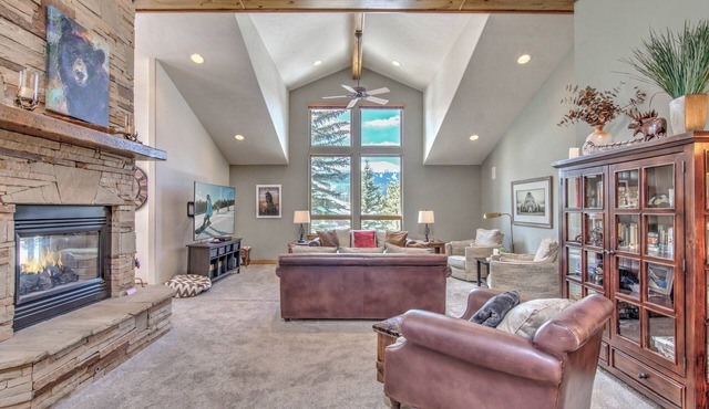 Hot Tub + Close to Downtown + Pet Friendly - Lazy Bear