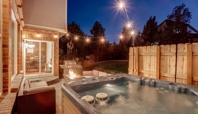 Hot-Tub | Close to Denver | Garage & Fire Pit