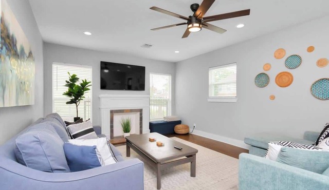 HOT TUB! + Close to Downtown & Med Center
