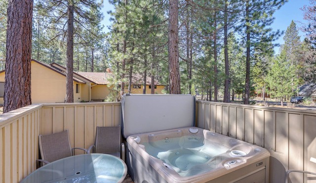 Hot Tub & Community Perks: Sunriver Retreat