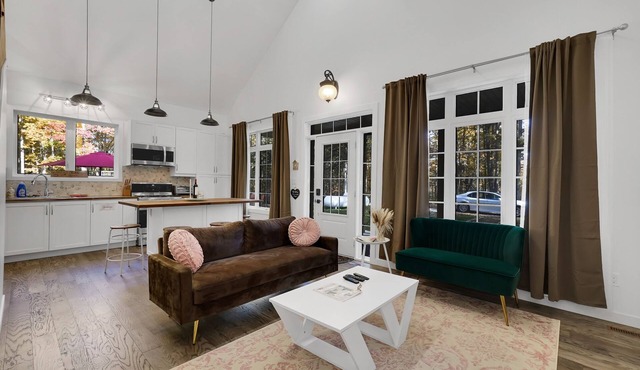 Hot Tub/Cottage on Crowe River/Acc 4 Adults + 2 children/pets