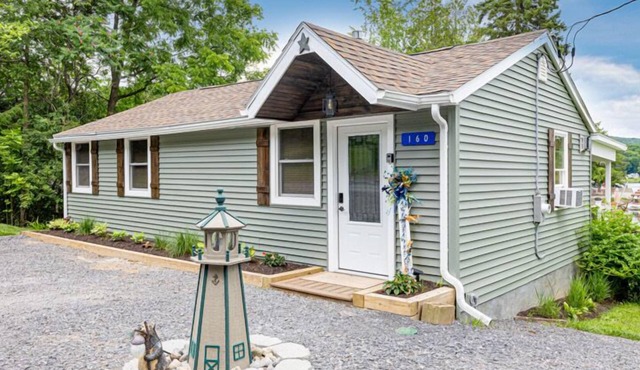 Hot Tub Cottage · Welcome Wine · 5 min Colgate
