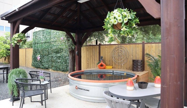Hot tub, Cowboy Pool-Near River Walk, Pearl Dist.