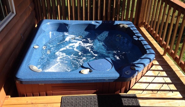 Hot Tub! Cozy River Cabin, Mountain, Wi-Fi, Pool, Tube, Trout, Close to Helen