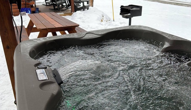 Hot Tub! Cozy Riverfront Cabin, 10 mins to Lapland!