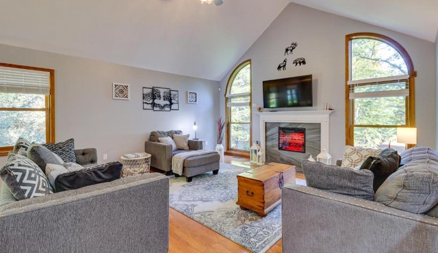 Hot Tub, Deck and Game Room Spacious Poconos Escape
