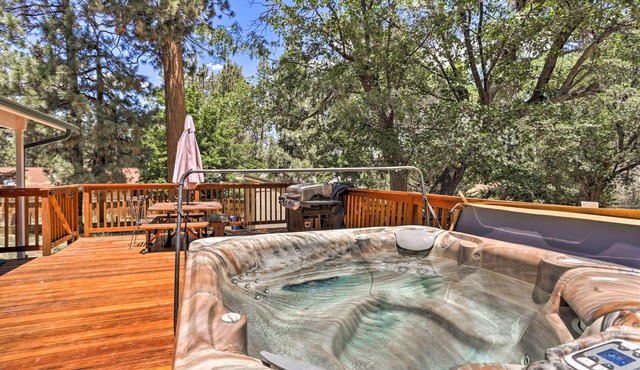 Hot Tub & Deck: Big Bear Gem Near Resorts!