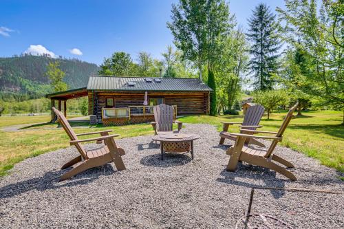 Hot Tub & Deck: Dog-Friendly Arlington Cabin