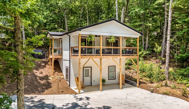 Hot tub, Deck, Fire Pit, Cozy Couples Spot
