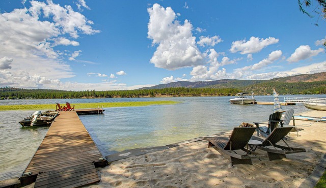 Hot Tub, Deck & Mtn Views: Nine Mile Falls Duplex