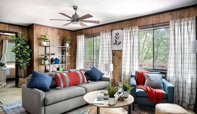 Hot Tub, Deck, Screened Porch, Fire Pit, & WiFi