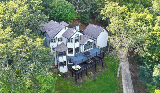 Hot Tub, Decks & 2 Kitchens: Mtn-View Jasper Gem!