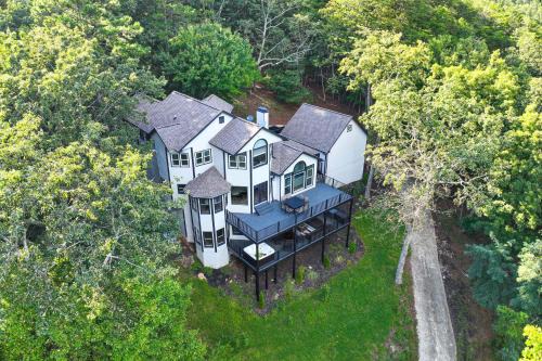 Hot Tub, Decks and 2 Kitchens Mtn-View Jasper Gem!
