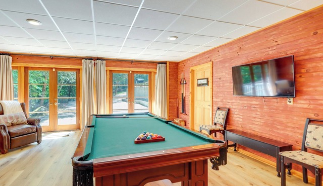 Hot Tub, Decks & Creek Access: McCaysville Cabin!