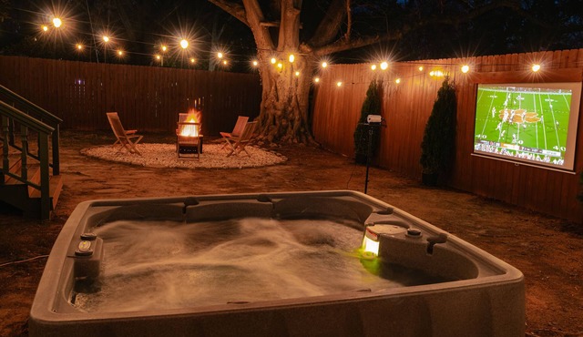 Hot Tub & Designer Speakeasy 8 minutes Downtown GVL, Outdoor Theater, Piano
