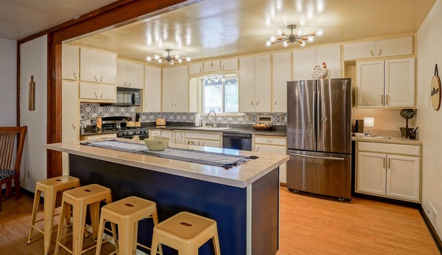 Hot Tub, Dog Friendly- 3bd/2ba home w/Retro flare!