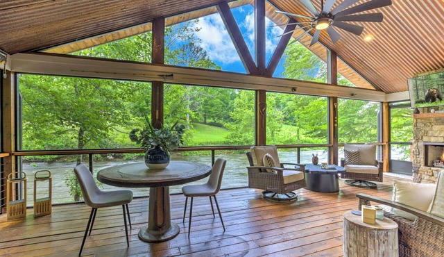 Hot Tub Downtime, Fireside Sips, S'mores Galore & Nearby Activities - River Cottage of Blue Ridge