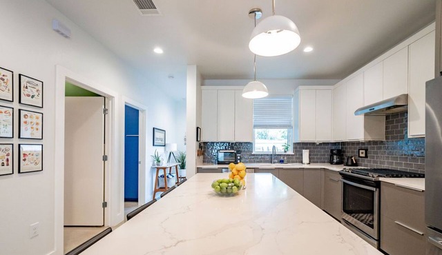 Hot Tub | Downtown | Sleeps 6 - WalkerVR!
