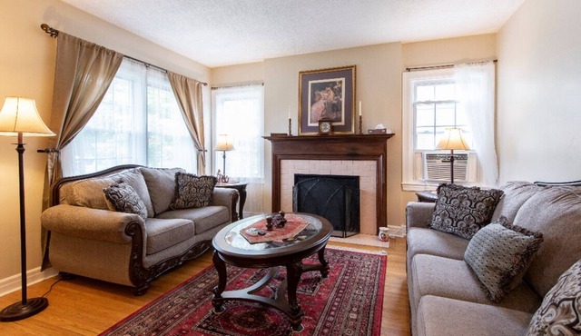 Hot tub, Downtown, Zoo, Expo Center, Conv Center, Chuchill downs—3BATH*7BED