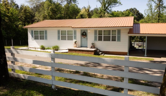 Hot Tub! - Eagle Creek Cottage - Near ETBU, Lake O' Pines, Jefferson & Longview!