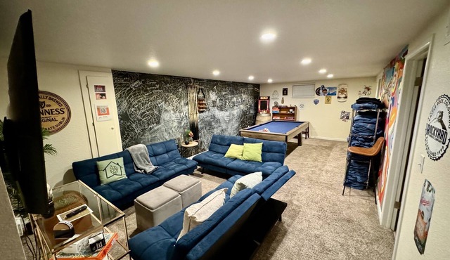 Hot Tub, Entertainers Lounge, 6 bedrooms - Denver's Beer Inspired BnB