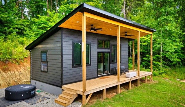 Hot Tub Escape | Sleep 3 | Fire Pit | Modern Cabin